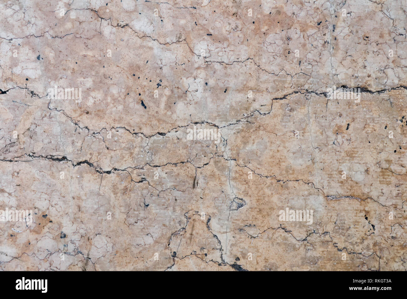 Detaillierte beige Risse im Stein Oberfläche, Beschaffenheit der Alten natürliche Marmor Stockfoto