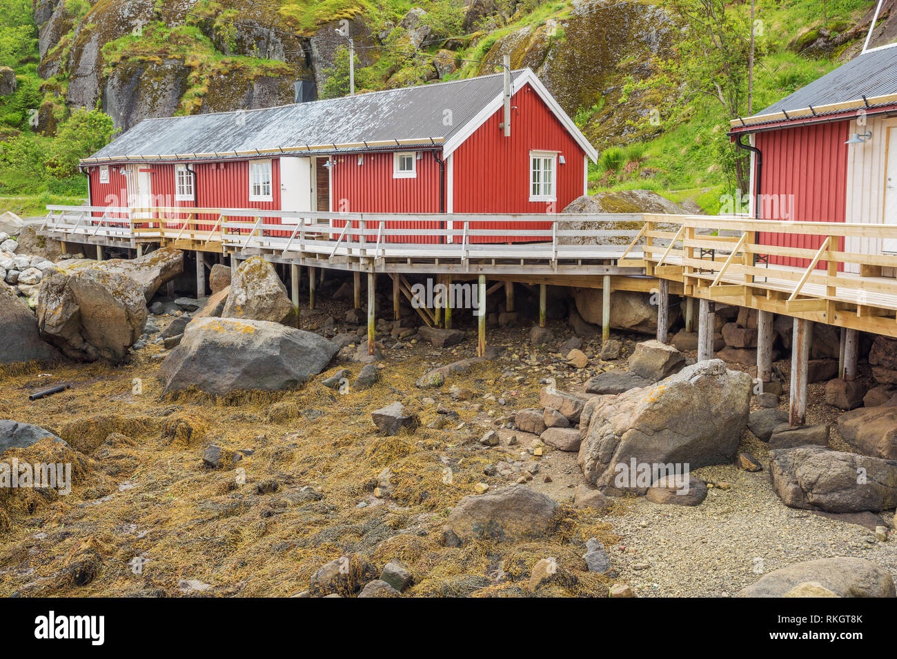 Die traditionellen Fischer Häuser in Nusfjord, ein traditionelles Fischerdorf entlang der Vestfjorden Stockfoto