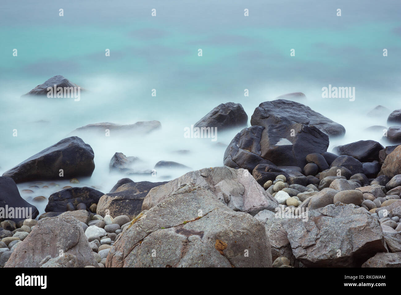 Verträumter Blick auf den Felsbrocken auf Uttakleiv Strand, einem malerischen Strand in der Nähe von Leknes der Lofoten Stockfoto