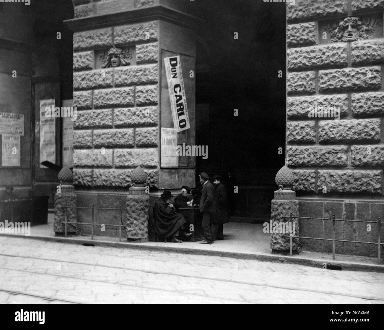 Öffentliche Schreiber unter den Arkaden des Theater San Carlo, Neapel 900 Stockfoto