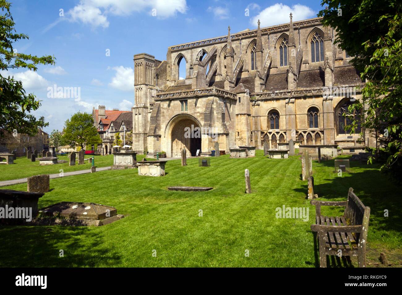 Historische Malmesbury Abbey in der Frühlingssonne, Wiltshire, UK. Stockfoto