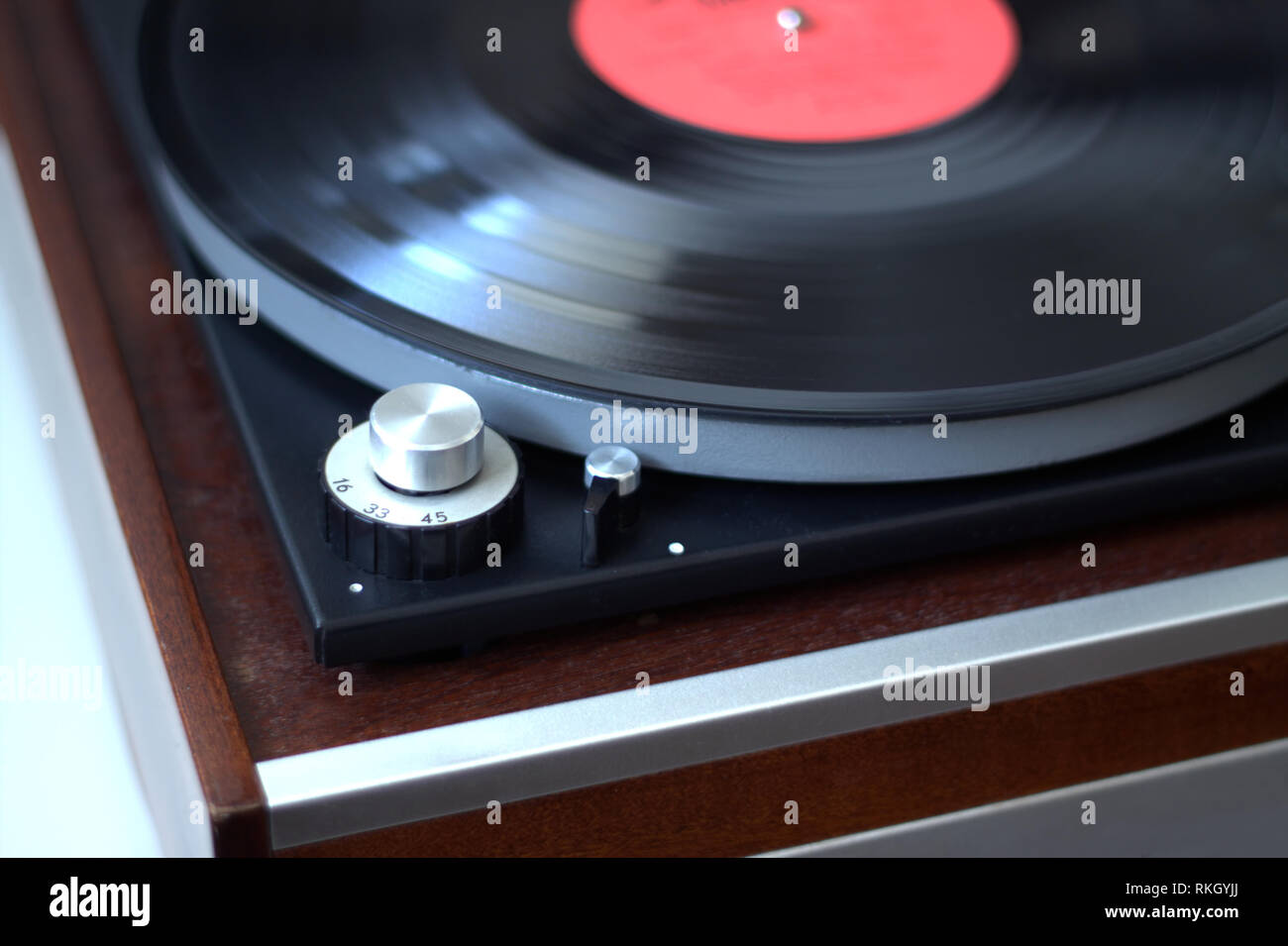 Alte vintage Drehtisch in Holzkiste mit installierten Long Play Record mit Fokus auf Drehzahl Schalter seitliche Ansicht Nahaufnahme Stockfoto