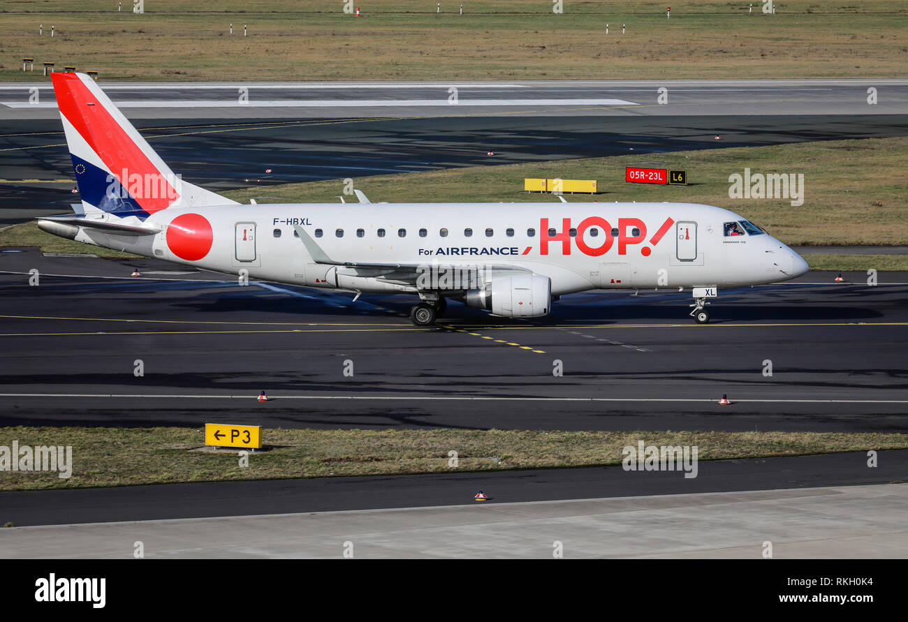 Düsseldorf, Nordrhein-Westfalen, Deutschland - hop! Flugzeug auf dem Weg zur Startbahn, Flughafen Düsseldorf International, DUS-Düsseldorf, Nordrhein-W Stockfoto