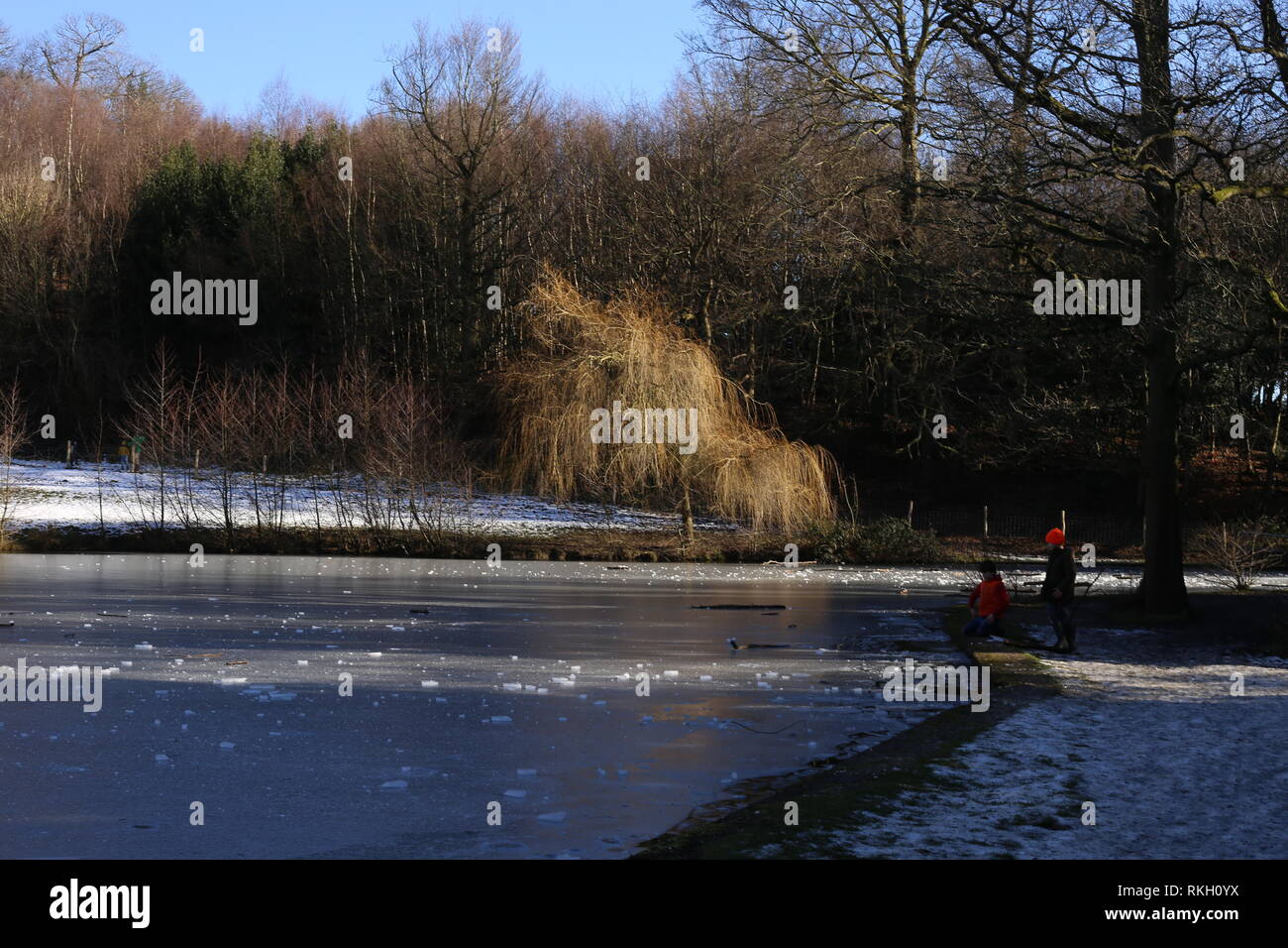 Das britische Wetter-Szene auf einem zugefrorenen See, Kent, Großbritannien als Arctic blast hits Großbritannien und Met Office warnen vor weiteren Schnee und Eis fegen UK. Stockfoto