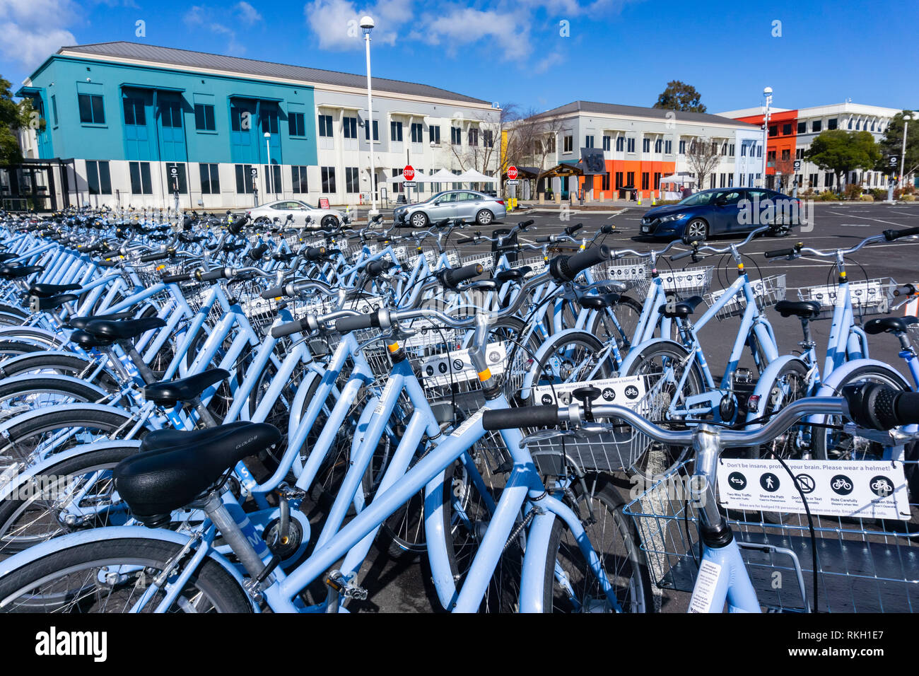 Februar 10, 2019 Menlo Park/CA/USA - Fahrräder vor dem Campus der Facebook im Silicon Valley, San Francisco Bay Area geparkt Stockfoto