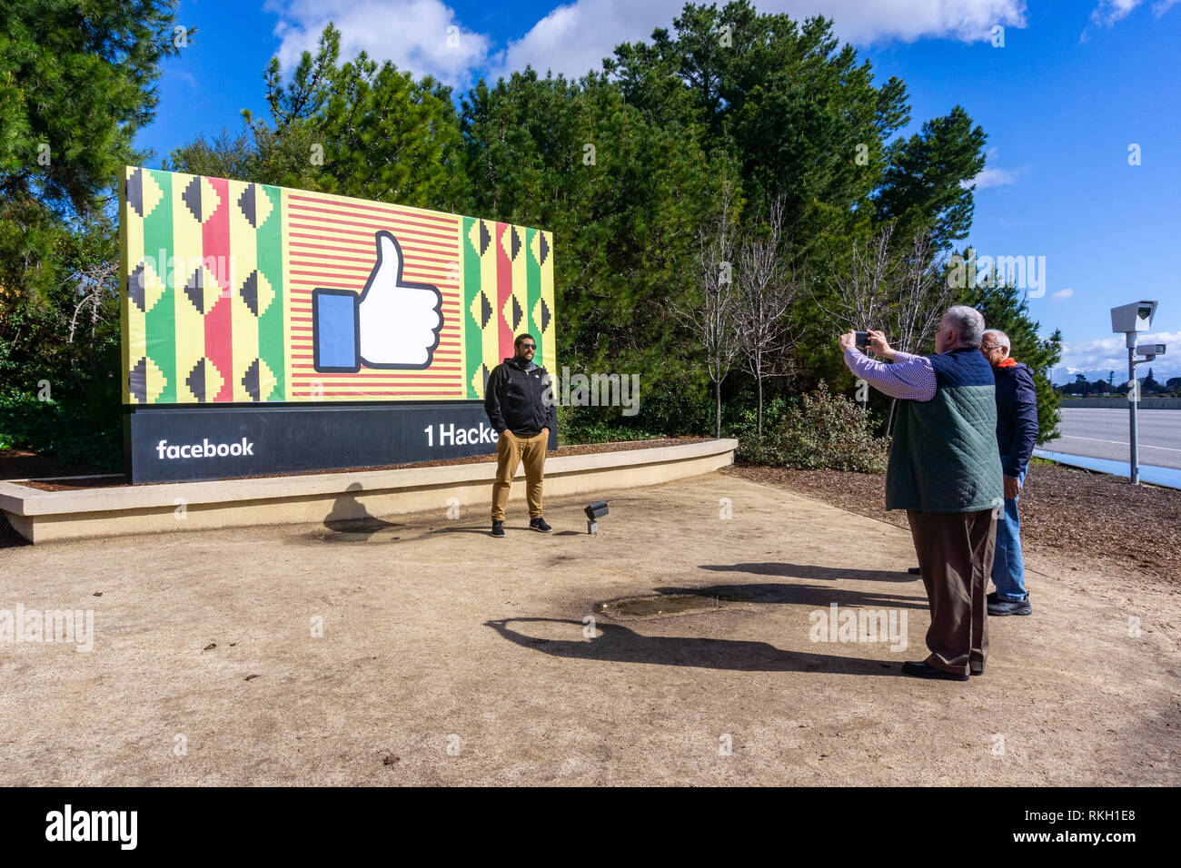 Februar 10, 2019 Menlo Park/CA/USA - Gruppe von Menschen, die Bilder mit der Facebook Logo (für Black History Month angepasste) Stockfoto