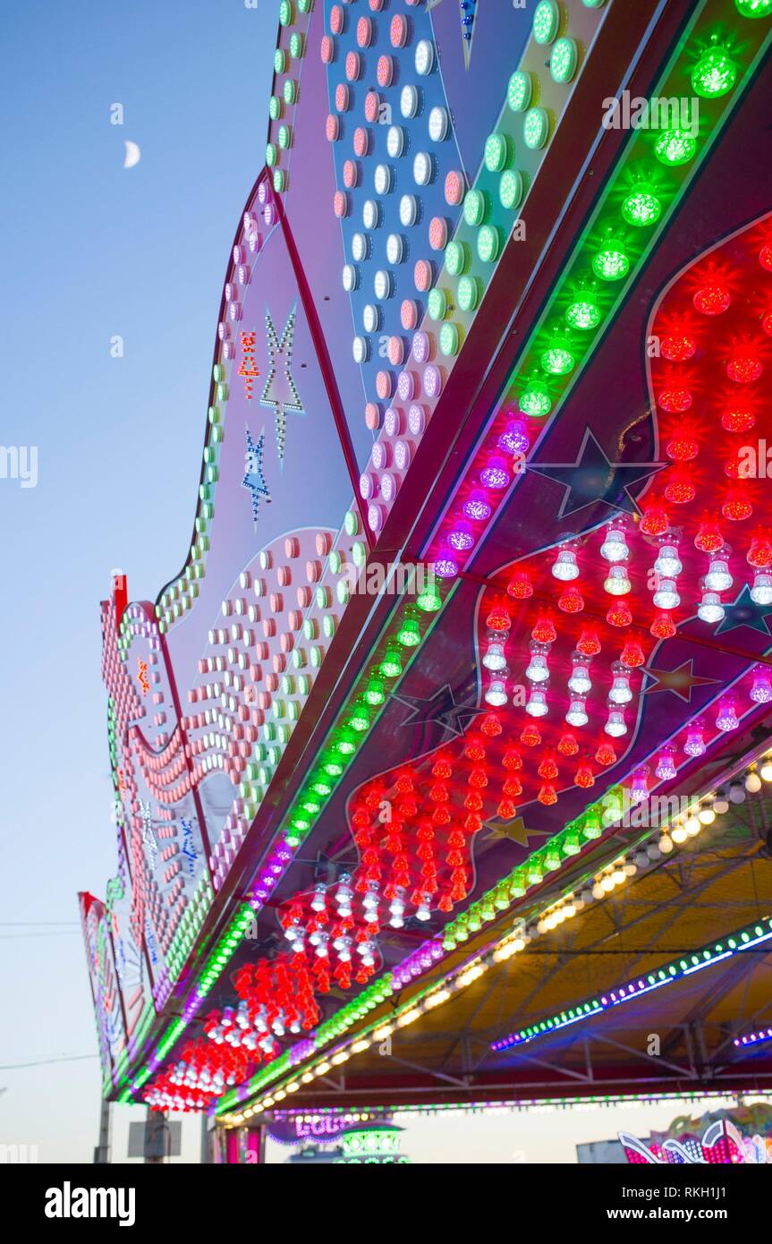 Blümchen vorne viel von Lampen, leds, Luftballons und Farben. Tageslicht geschossen. Stockfoto