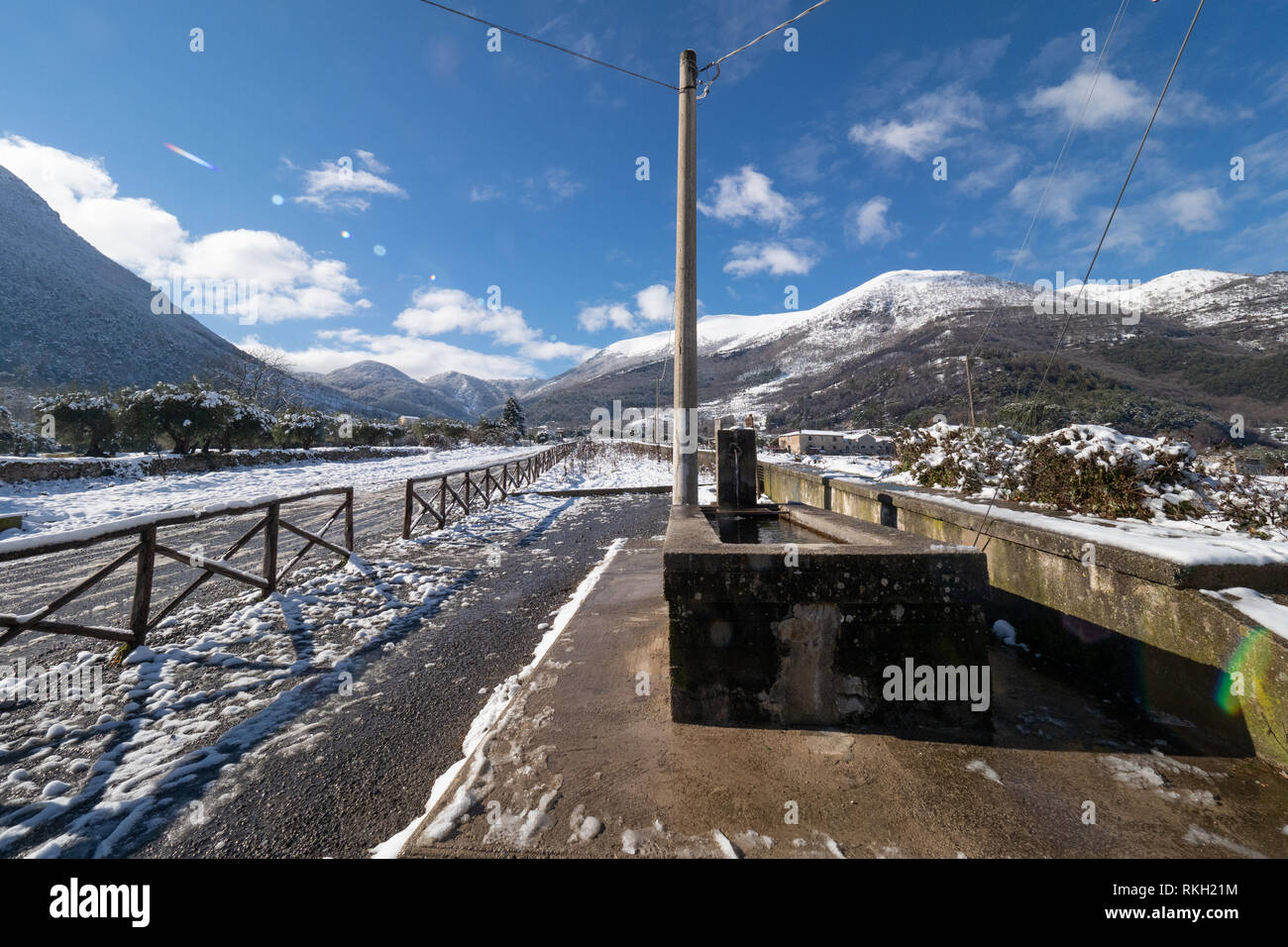 Schnee über Morano Calabro, einer Stadt in der Region Kalabrien im Süden Italiens nach der Region war weiß getünchten, nachdem sie von einer arktischen Sturm getroffen zu werden. Mit: Atmosphäre, wo: Morano Calabro, Kalabrien, Italien Wann: 11 Jan 2019 Credit: IPA/WENN.com ** Nur für die Veröffentlichung in Großbritannien, den USA, Deutschland, Österreich, Schweiz ** verfügbar Stockfoto