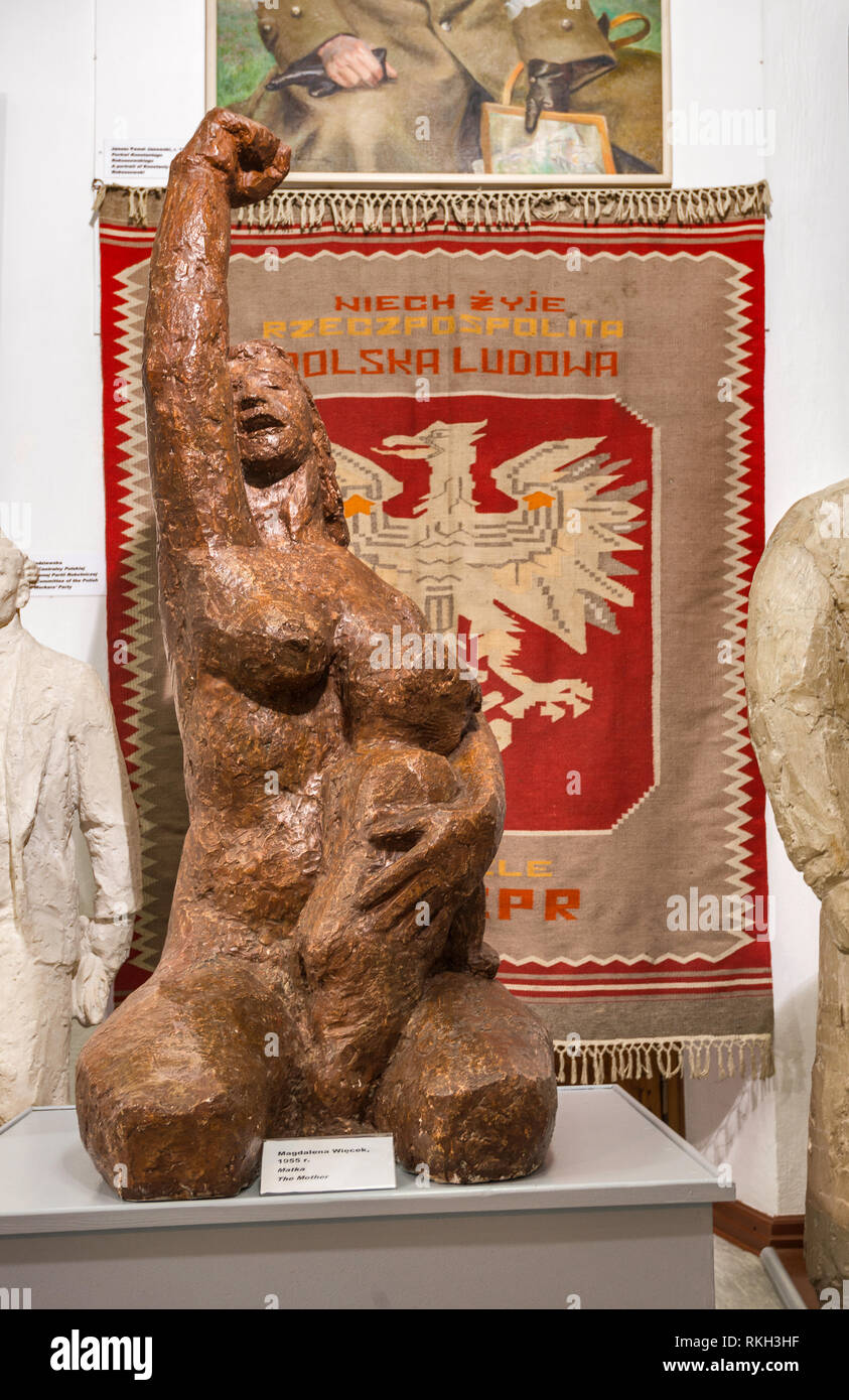 Die Mutter, eine Skulptur von Magdalena Wiecek, Socialist-Realist kunst-Galerie an Zamoyski Palais in Kozlowka in der Nähe von Lublin, Malopolska, Polen Stockfoto