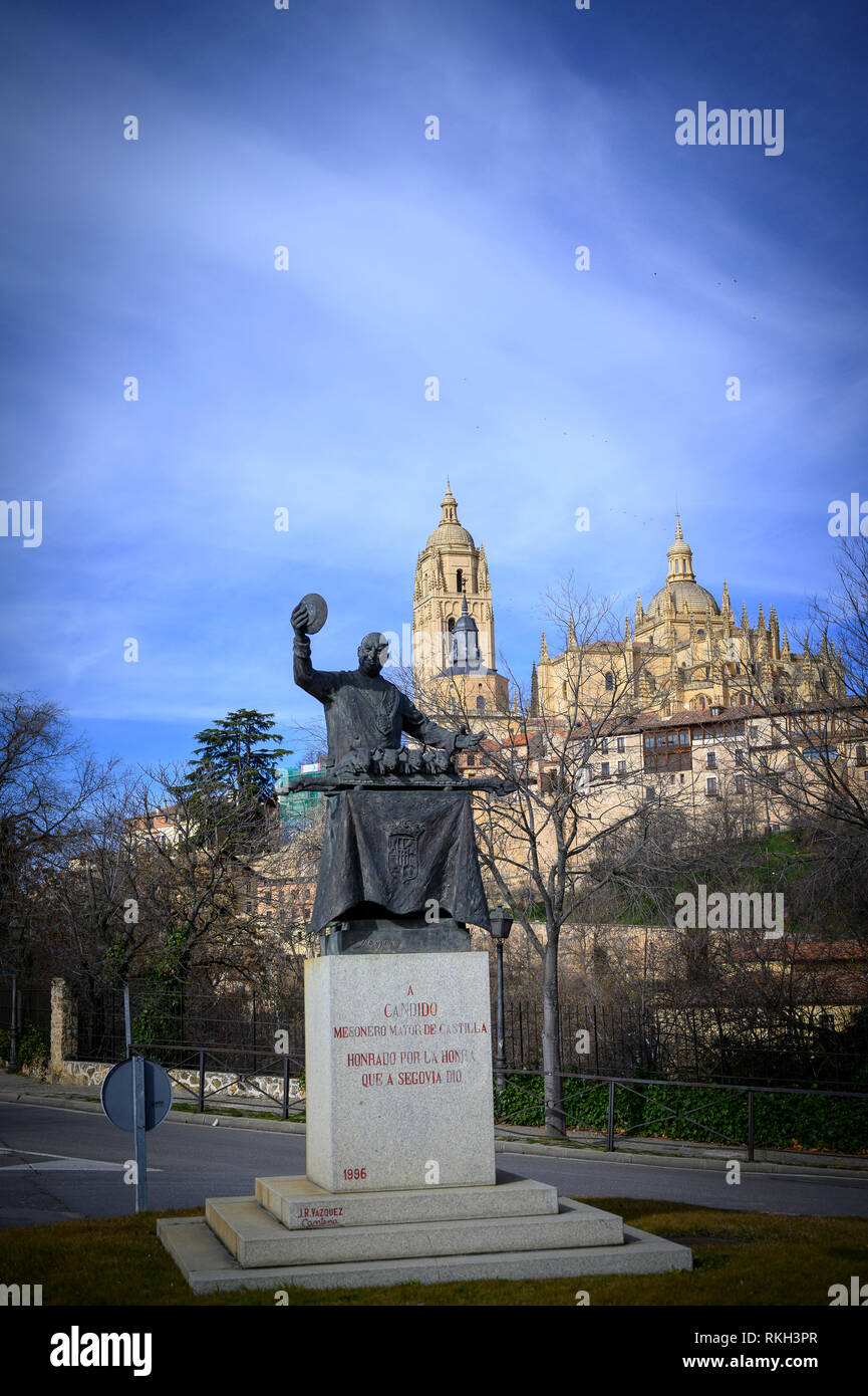 Statue zu Ehren von Candido, Mesonero Bürgermeister de Castilla mit dem Dom im Hintergrund Mallorca Spanien Stockfoto