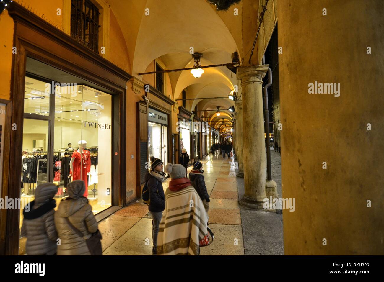 Bologna, Emilia Romagna, Italien. Dezember 2018. Die lange Arkaden der Stadt charakterisieren, die weihnachtliche Atmosphäre lockt Menschen, Spaziergänge Besuch Stockfoto