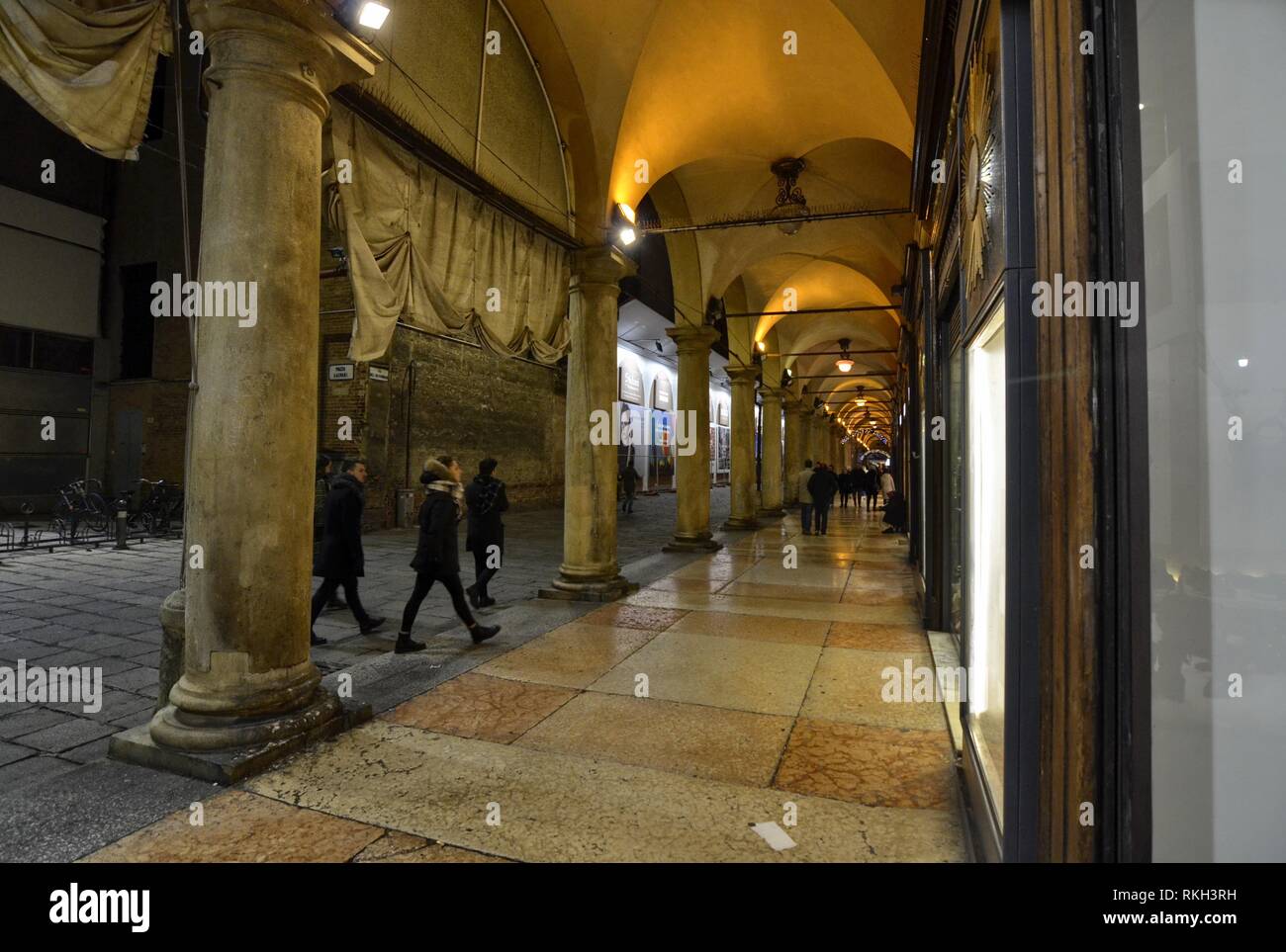 Bologna, Emilia Romagna, Italien. Dezember 2018. Die lange Arkaden der Stadt charakterisieren, die weihnachtliche Atmosphäre lockt Menschen, Spaziergänge Besuch Stockfoto