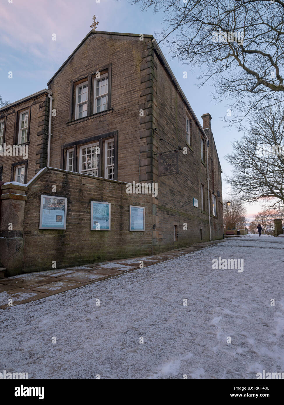 Bronte Parsonage, Haworth, West Yorkshire, in der Schnee im Winter ohne Menschen Stockfoto