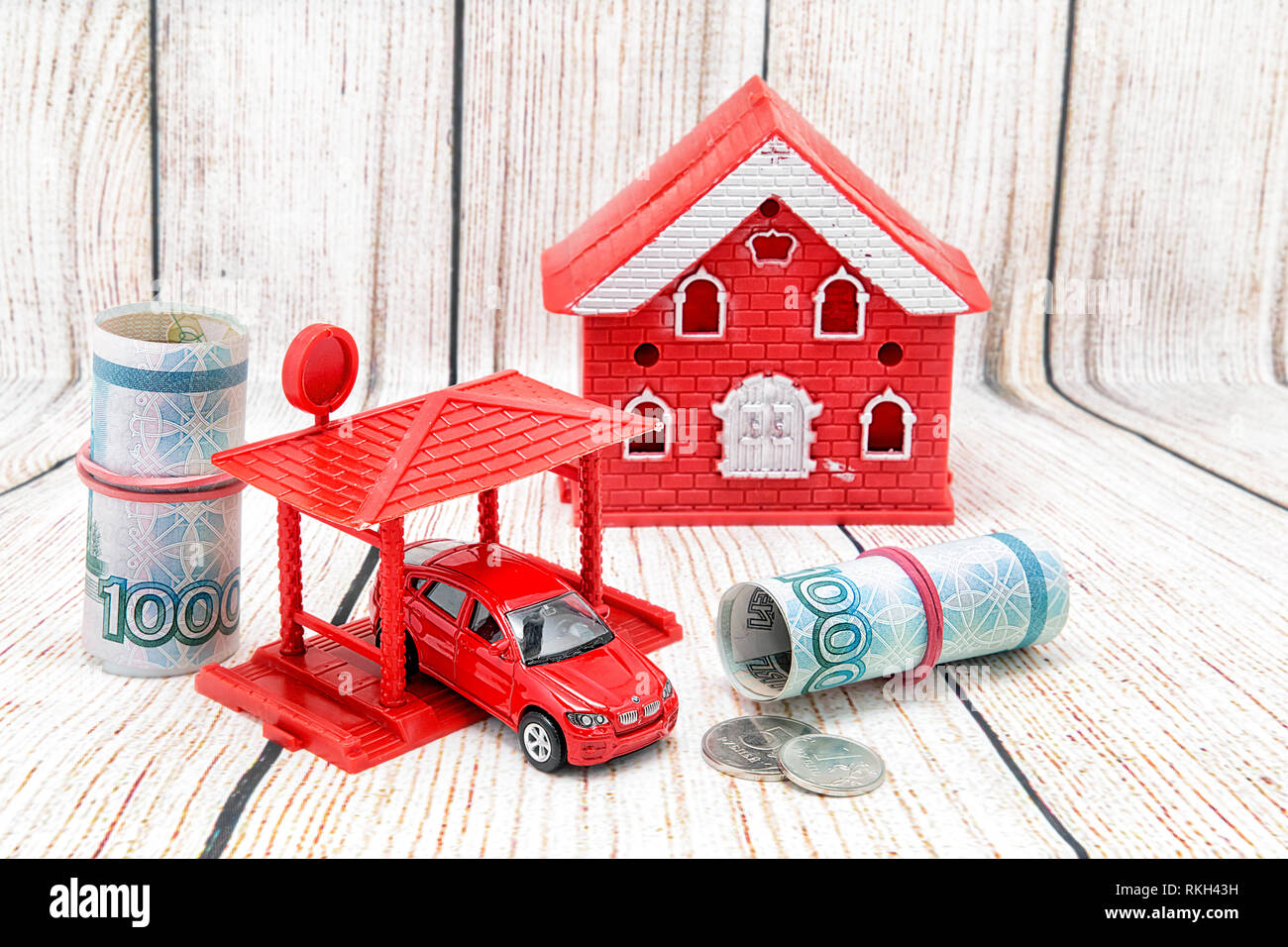 Das Haus aus rotem Backstein, rotes Auto und Russische Geld. Kauf von Immobilien und Grundstücke auf Kredit. Stockfoto