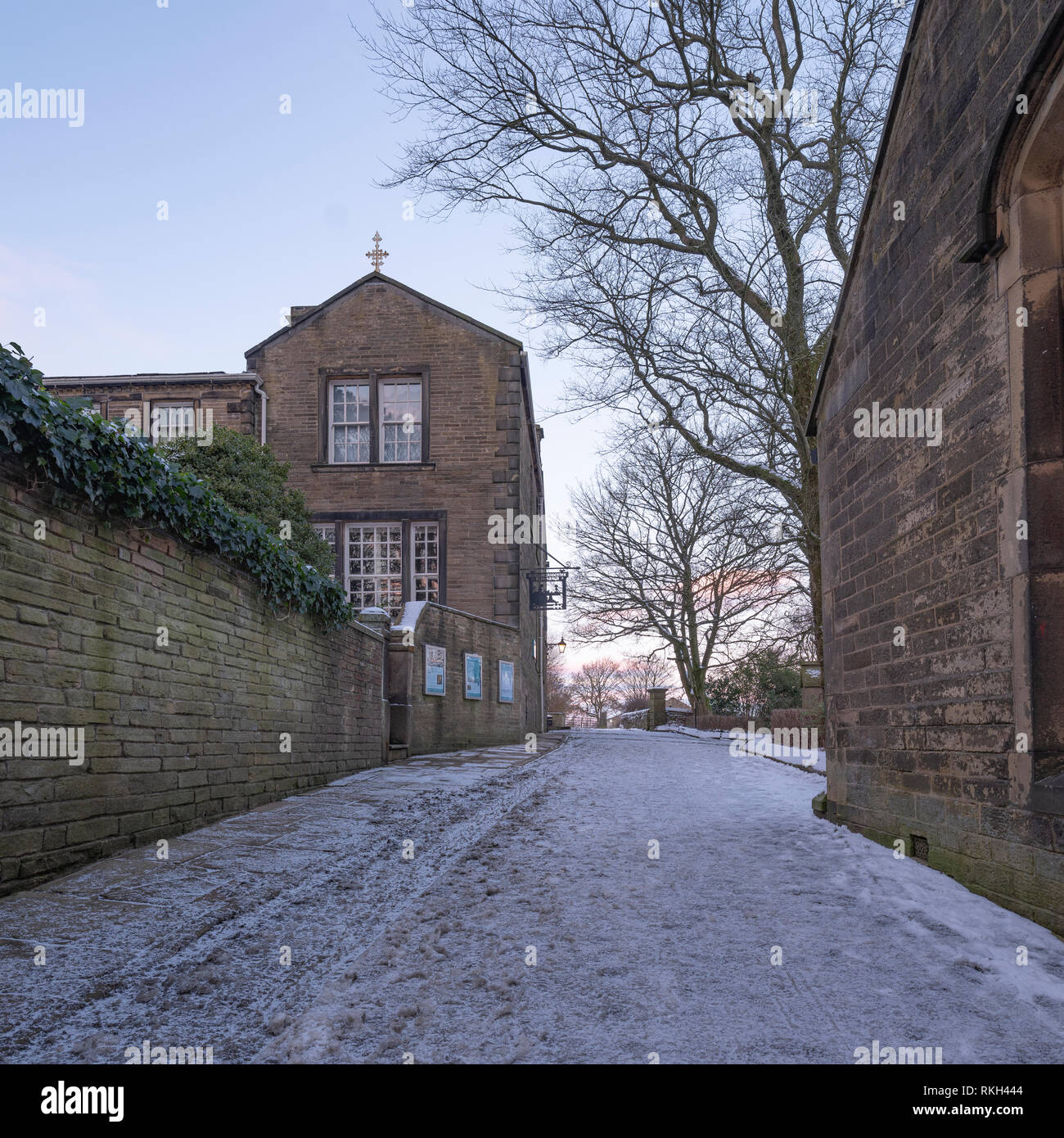 Bronte Parsonage, Haworth, West Yorkshire, in der Schnee im Winter ohne Menschen Stockfoto