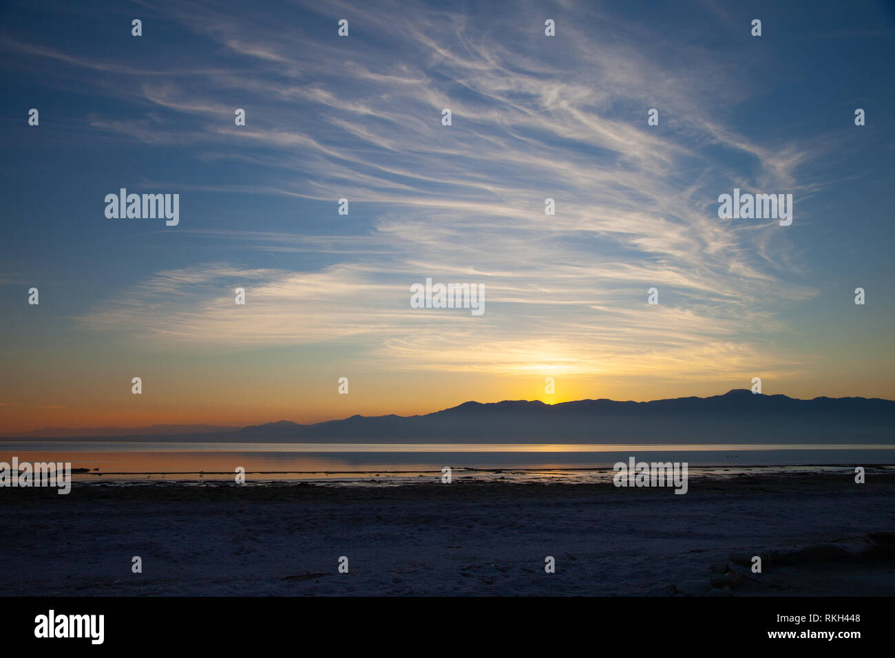 Schönen Sonnenuntergang mit wispy Wolken und Berge am Salton See in North Shore, Kalifornien Stockfoto