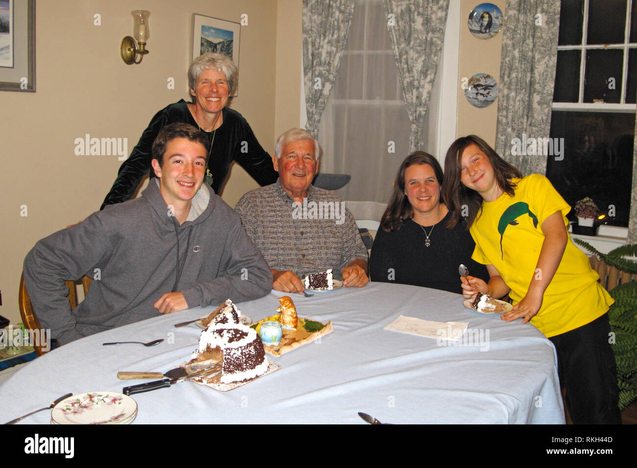 Geburtstag feiern, Familie, glücklich, Lächeln, jugendlich Junge, pre-teen Boy, Frauen, ältere Menschen, 3 Generationen, Kuchen, horizontal, HERR Stockfoto