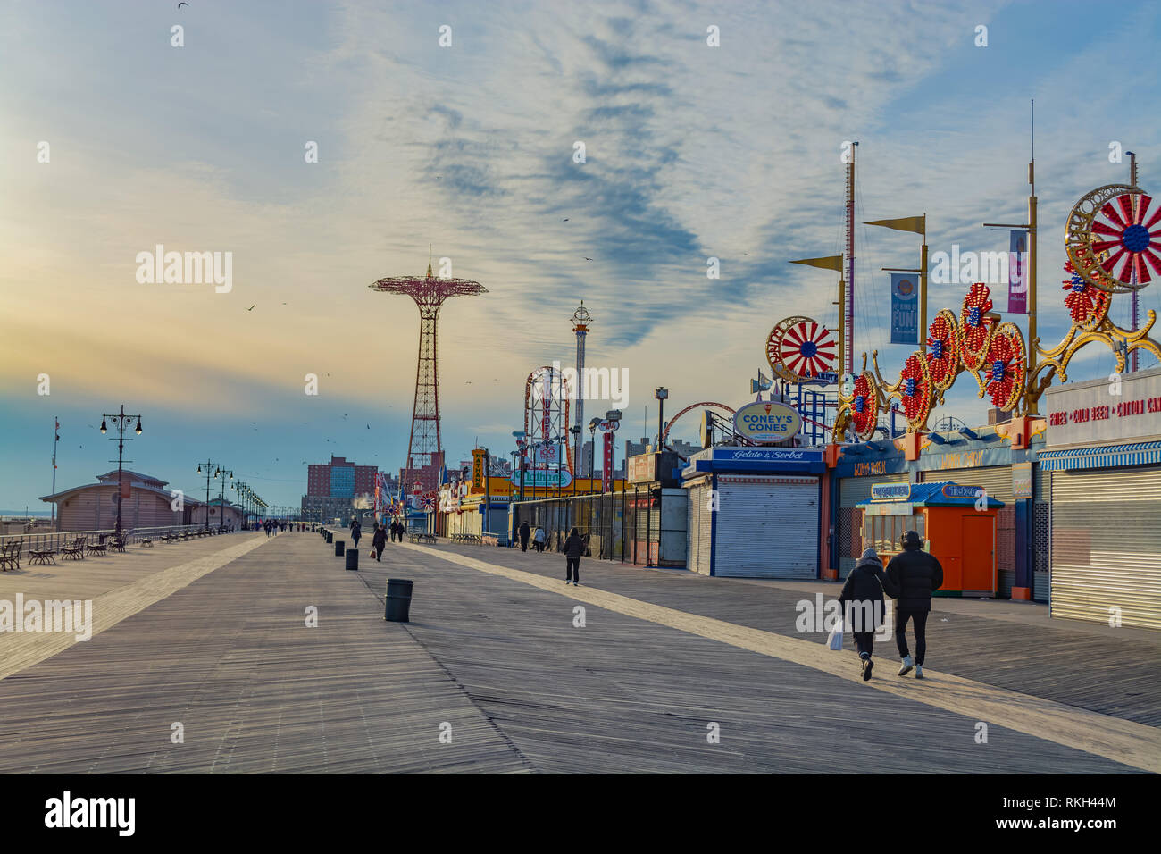 Februar ein Spaziergang auf der Promenade des Coney Island an einem sonnigen Tag in Brooklyn Stockfoto