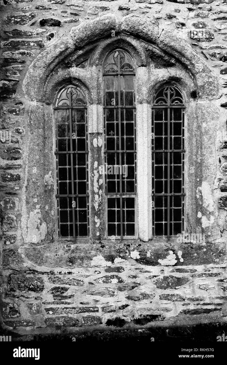 Schließen eines Fensters an der Pfarrkirche in Gunwalloe auf der Lizard Halbinsel, Cornwall, UK - Johannes Gollop Stockfoto