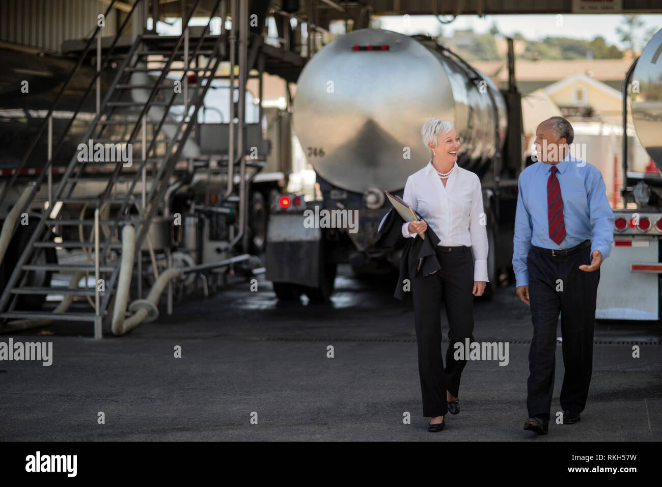 Zwei reifen Öl Führungskräfte die zukünftige Richtung Ihres Unternehmens diskutieren, während an der Lkw-Hof. Stockfoto