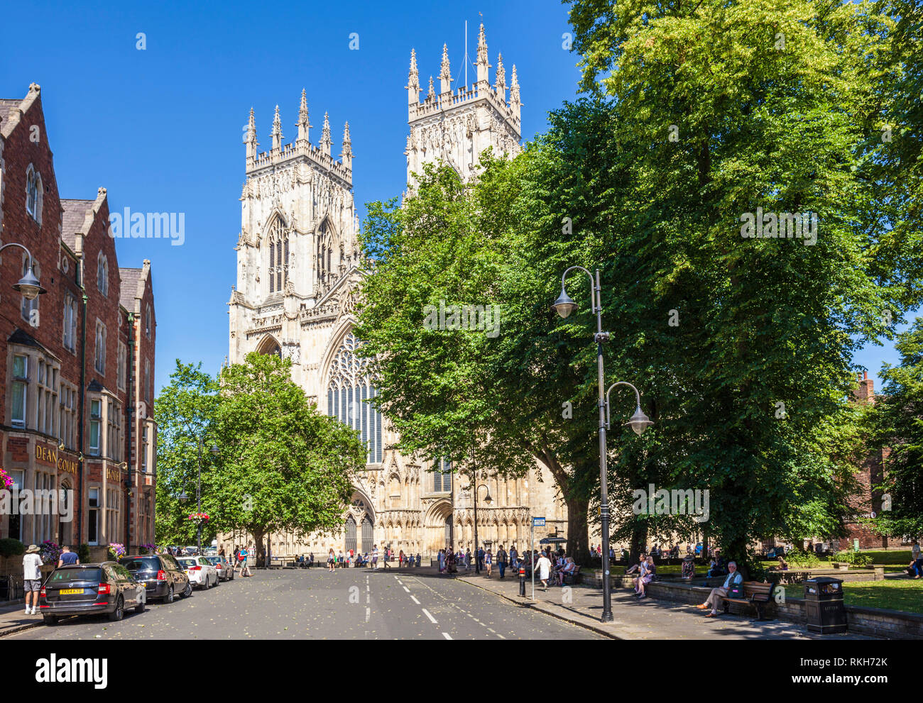 York Minster, gotische Kathedrale, vorderen Eingang Fassade und Kirchenschiff von Duncombe Ort gesehen, York, Yorkshire, England, UK, GB, Europa Stockfoto