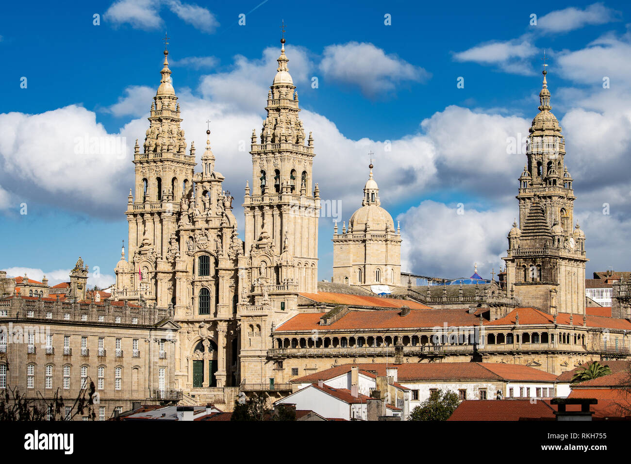 Kathedrale von Santiago de Compostela mit einer neuen restaurierten Fassade. Barocke Fassade Architektur. Pilgerfahrt Schicksal von St. Jakobsweg Santiago Galizien Spai Stockfoto