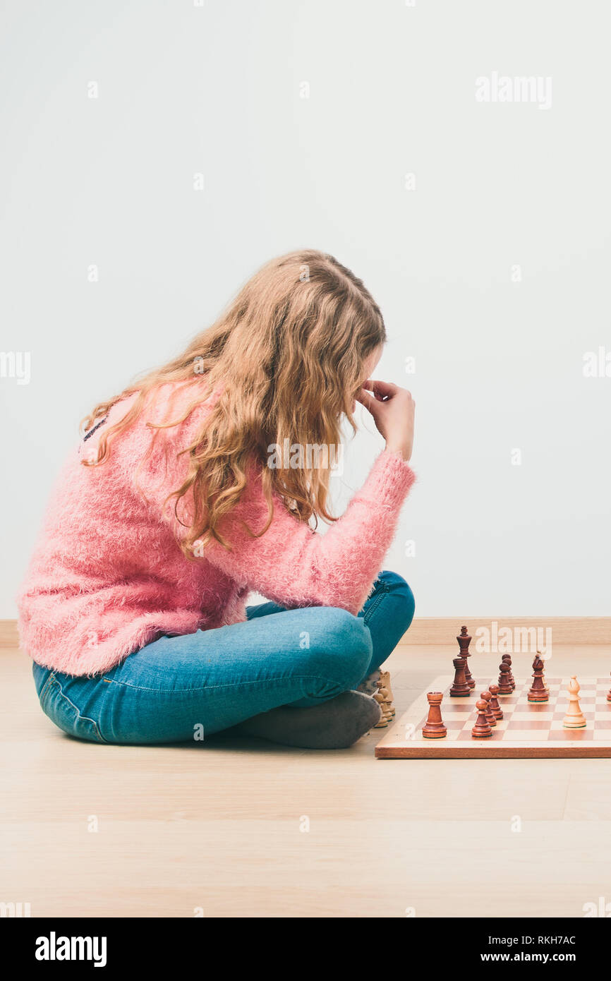 Mädchen tief Denken über die nächsten Schritte beim Schachspiel. Kopieren Sie Platz für Text oben und unten im Bild Stockfoto