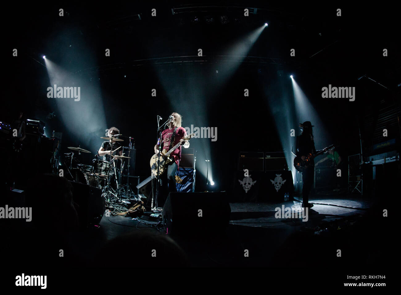 Die amerikanische Rockband The Dandy Warhols führt ein Live Konzert in den Amager Bio in Kopenhagen. Hier Sänger und Musiker Courtney Taylor-Taylor wird gesehen, live auf der Bühne mit Schlagzeuger Brant DeBoer (L) und Peter Holmström (R). Dänemark, 25.02.2017. Mit Ausnahme von Dänemark. Stockfoto