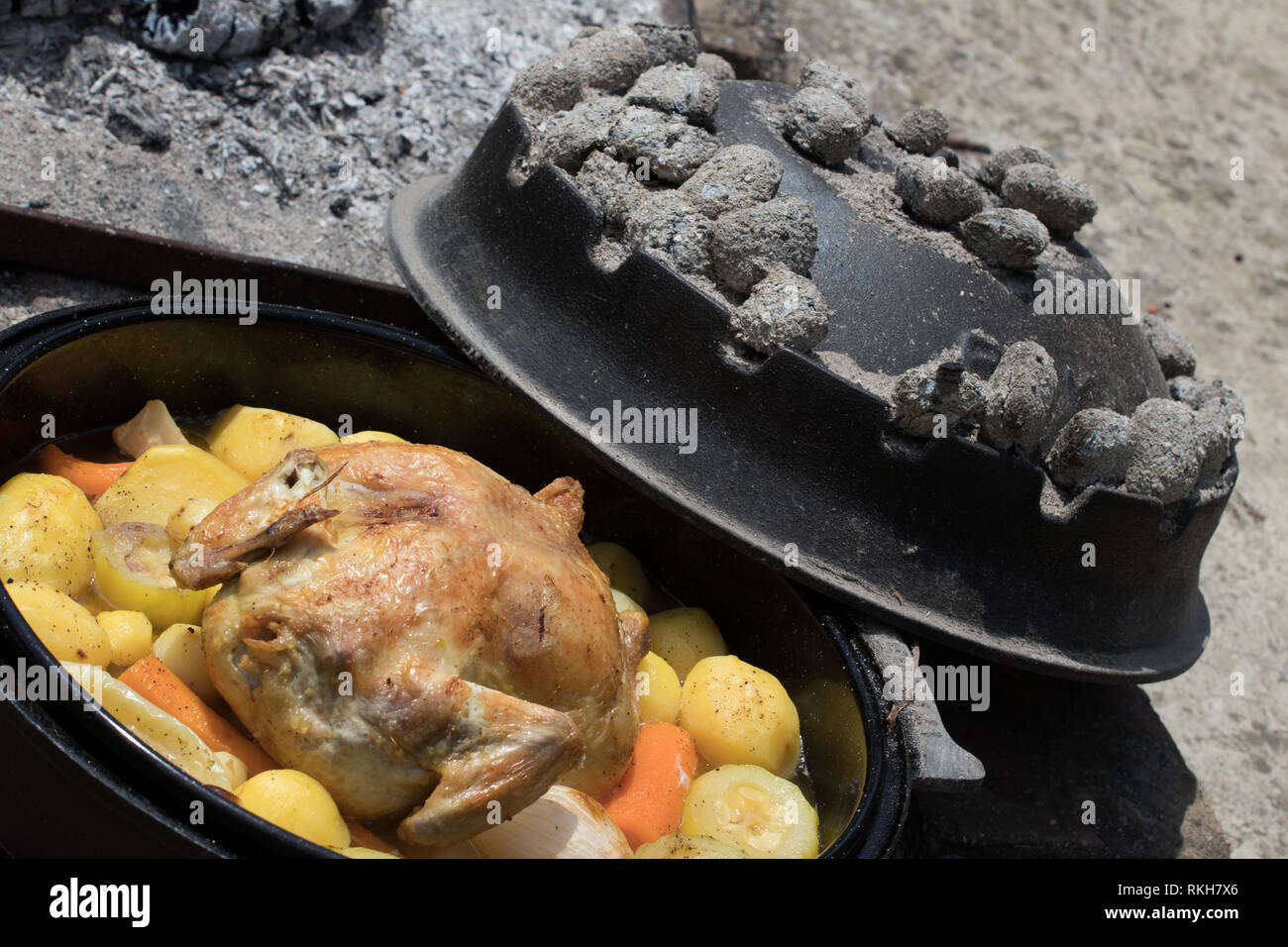 Küche der traditionellen kroatischen Mahlzeit Peka in Metall Töpfe ...