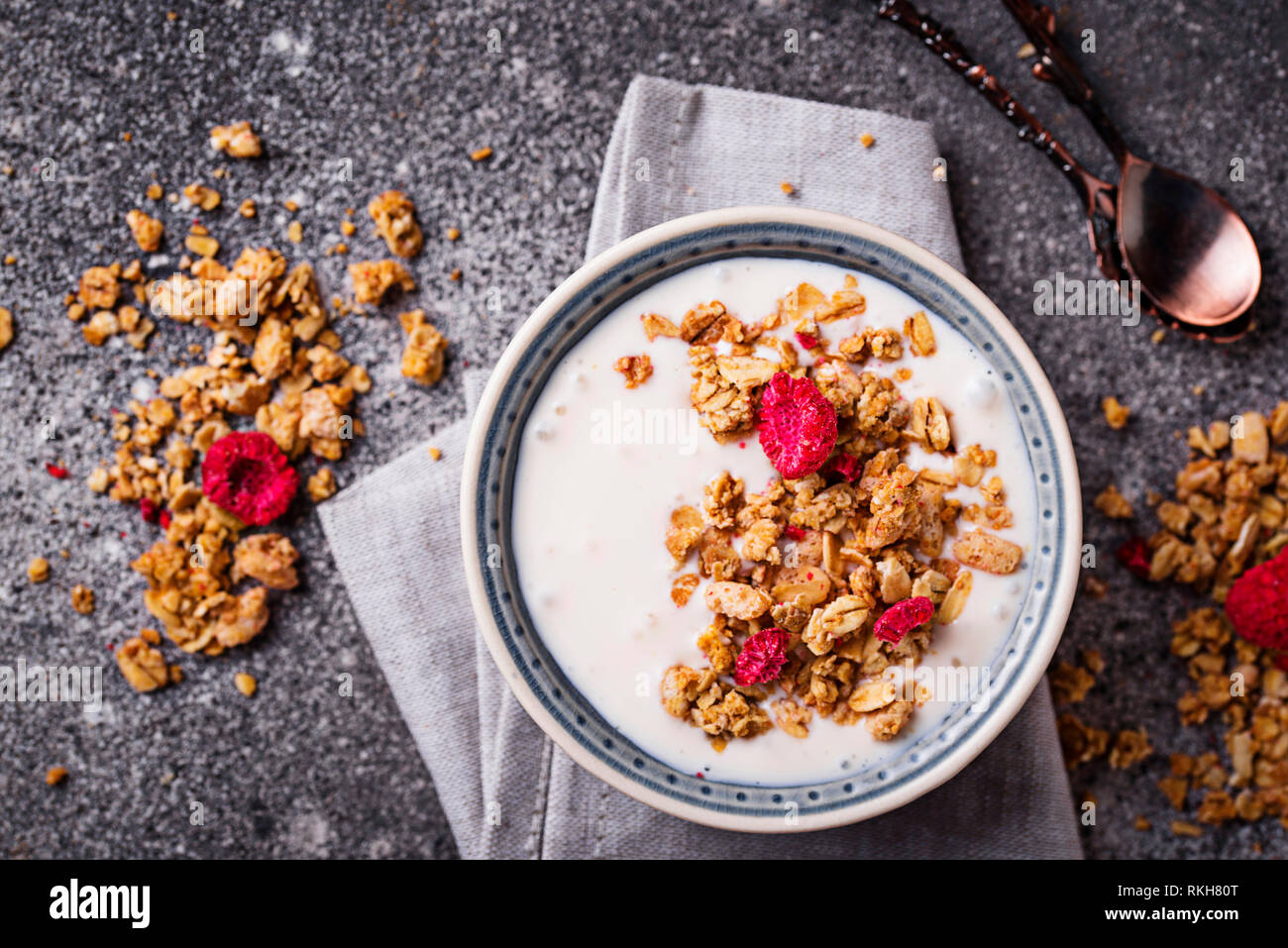 Müsli mit Joghurt und getrocknete Himbeeren Stockfoto