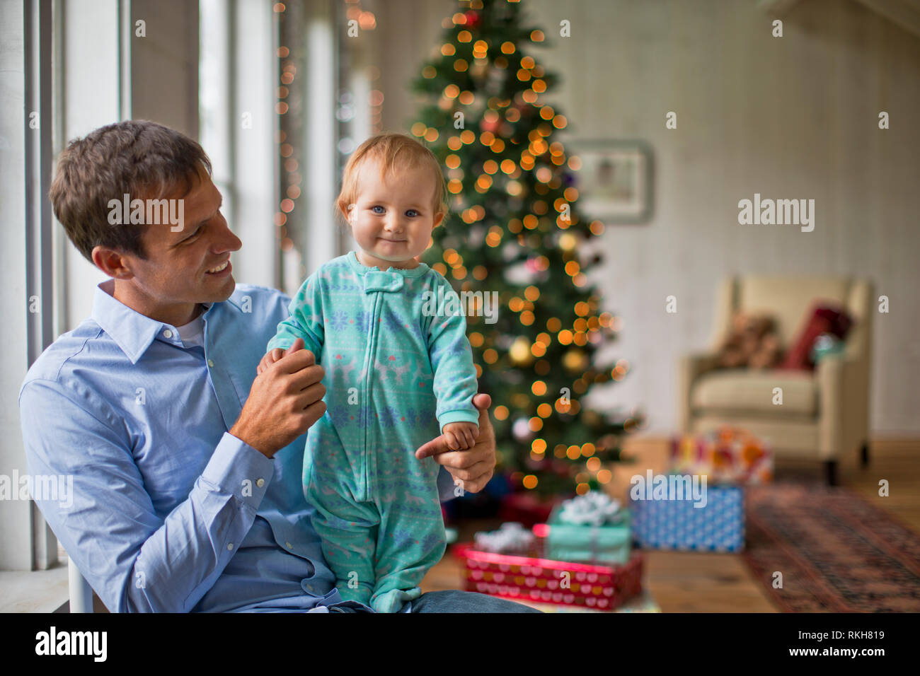 Porträt von einem Vater, der seine Tochter Holding an Weihnachten. Stockfoto