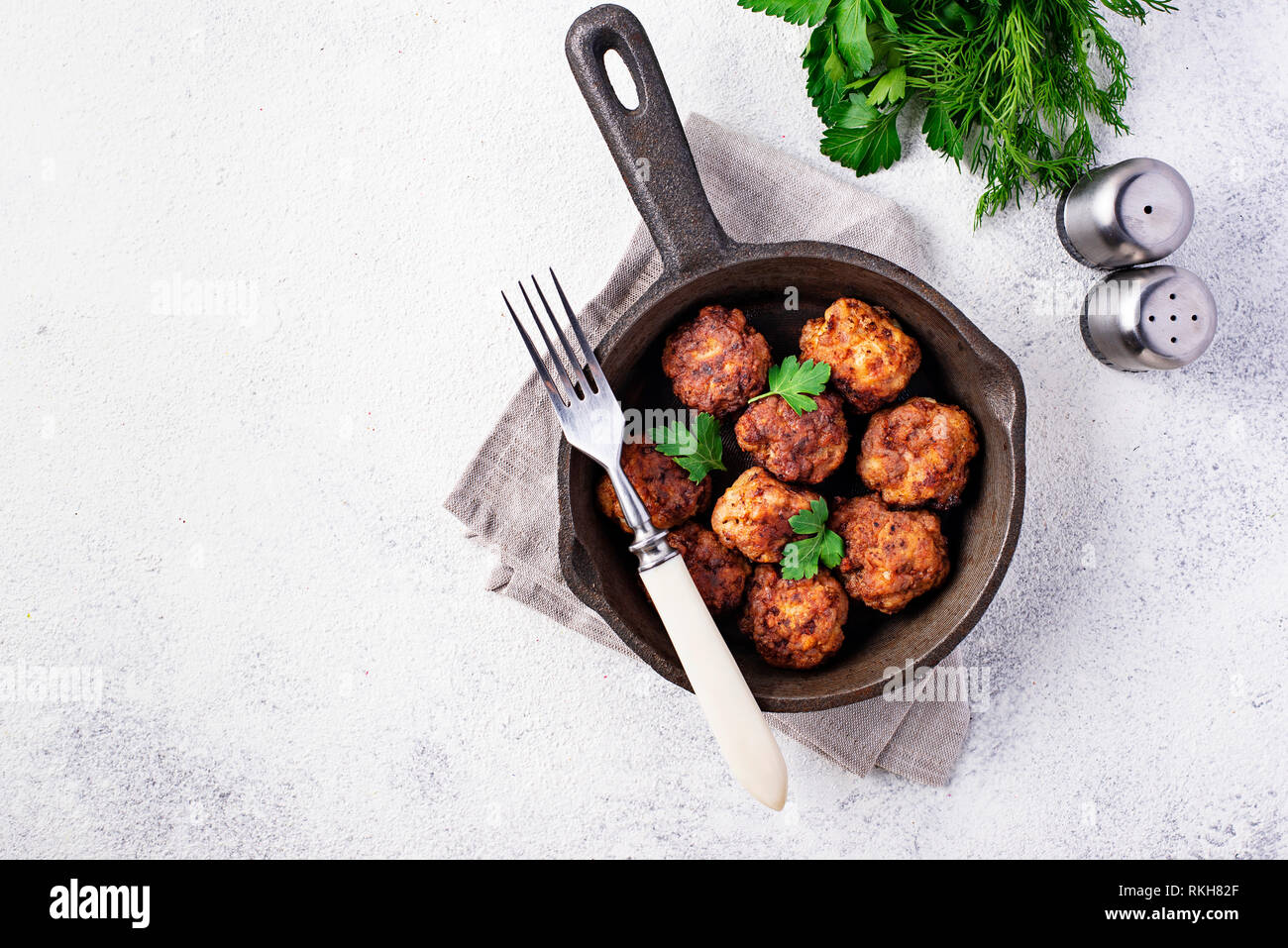 Hausgemachtes Rindfleisch Fleischbällchen in Bratpfanne Stockfoto