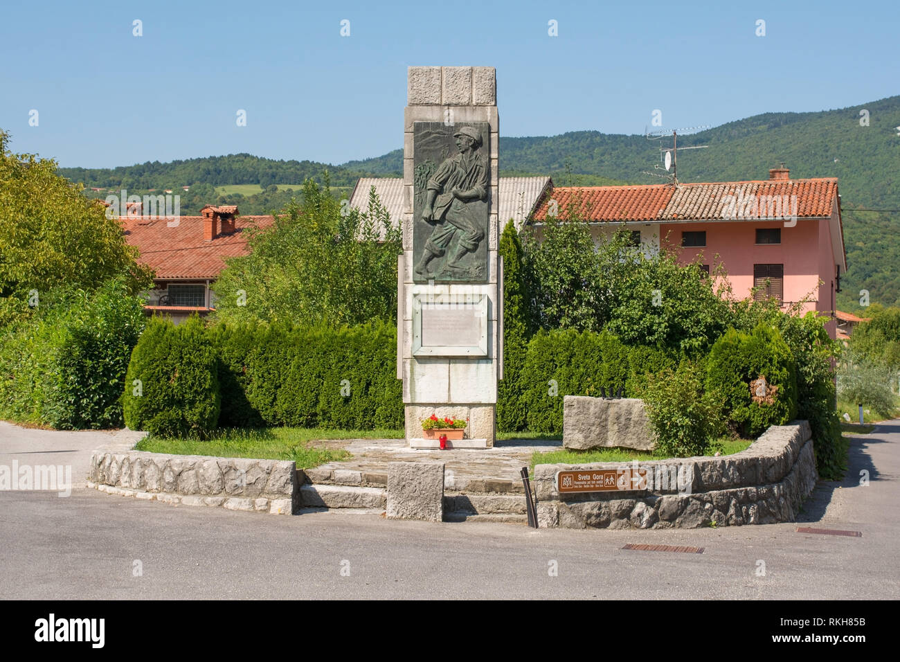 Grgar, Slowenien - 12. August 2018. Eine Gedenkstätte im Dorf Grgar in Primorska, Slowenien, zum Gedenken an die Toten während des Zweiten Weltkriegs Stockfoto