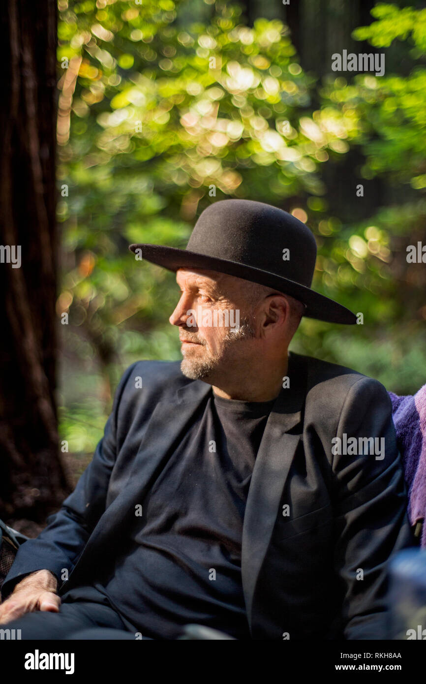 Man erwägt im Park. Stockfoto