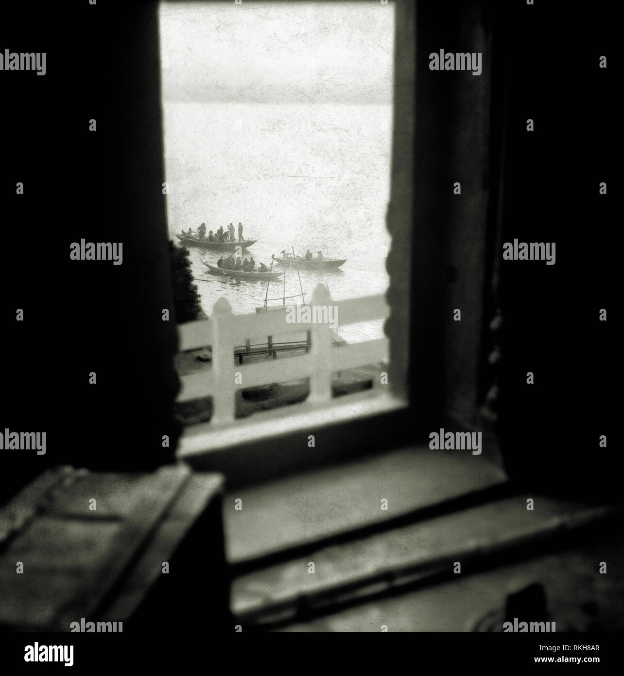 Blick auf die Boote auf dem Fluss aus einem Zimmer. Stockfoto