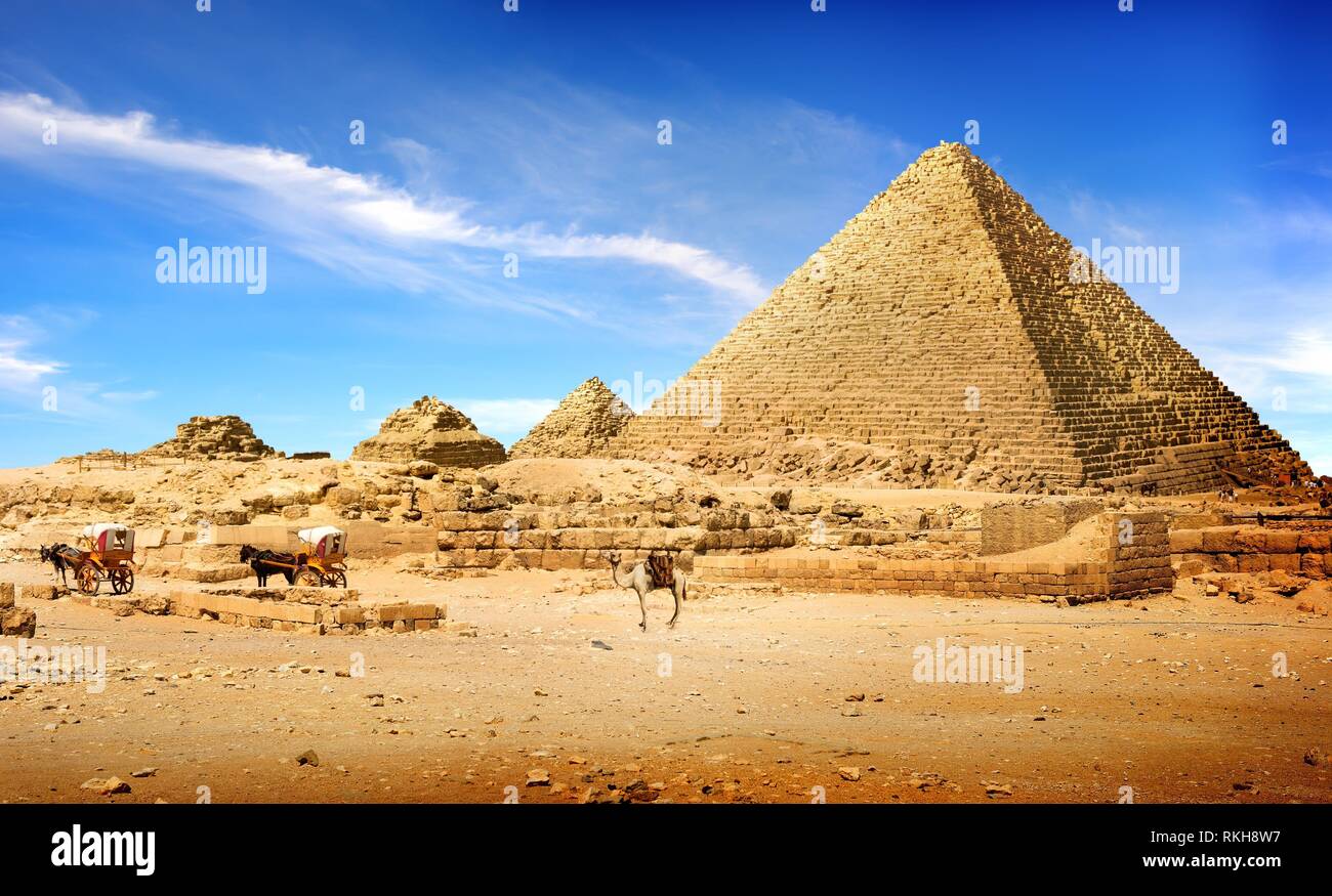 Ägyptischen Pyramiden im Sand der Wüste und klaren Himmel. Stockfoto