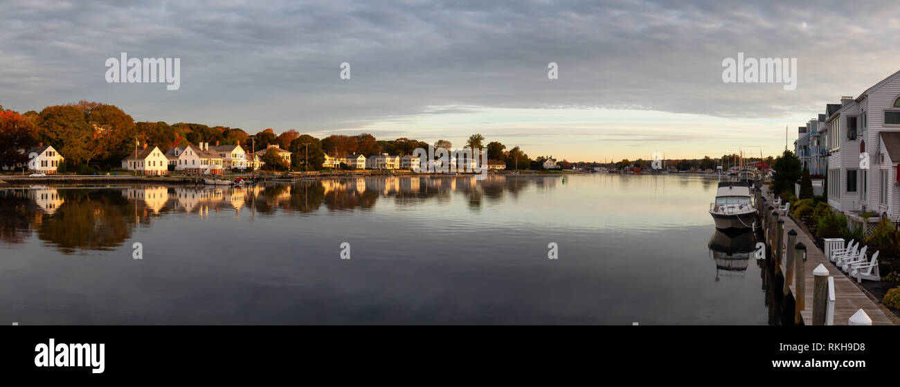 Panoramablick auf Wohnhäusern durch die Mystic River während einer lebhaften Sonnenaufgang. In Mystic, Stonington, Connecticut, USA. Stockfoto
