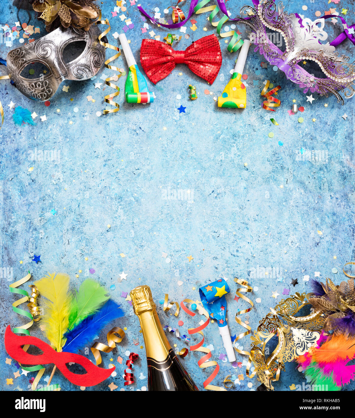 Bunte Karneval Hintergrund mit Streamer Party Konfetti und Masken Stockfoto