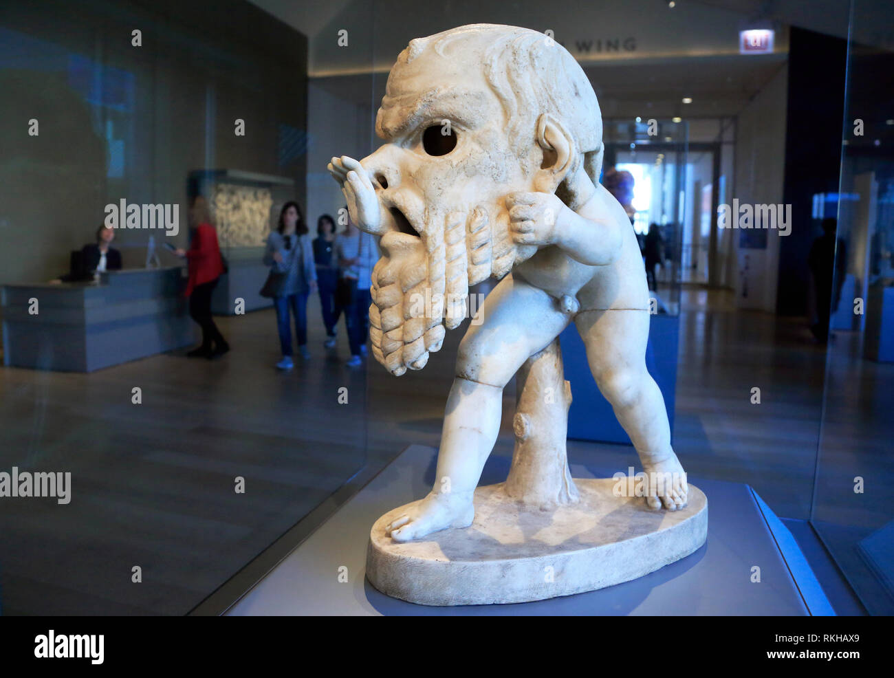 Antike Statue einer jungen Satyr tragen ein Theater Maske von silenos Anzeige in der Kunst Institut von Chicago Illinois USA. Stockfoto