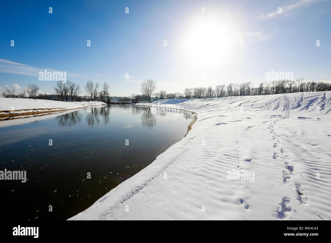 Datteln, Ruhrgebiet, Nordrhein-Westfalen, Deutschland - sonnige Winterlandschaft, die Lippe im Winter mit Eis und Schnee, neue Lippe Loop, Renaturiert Lippe mea Stockfoto