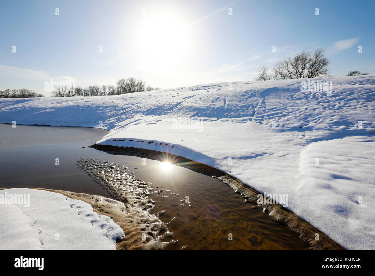 Datteln, Ruhrgebiet, Nordrhein-Westfalen, Deutschland - sonnige Winterlandschaft, Renaturiert Lippe Überschwemmungsgebiete, die Lippe im Winter mit Eis und Schnee, neue Stockfoto