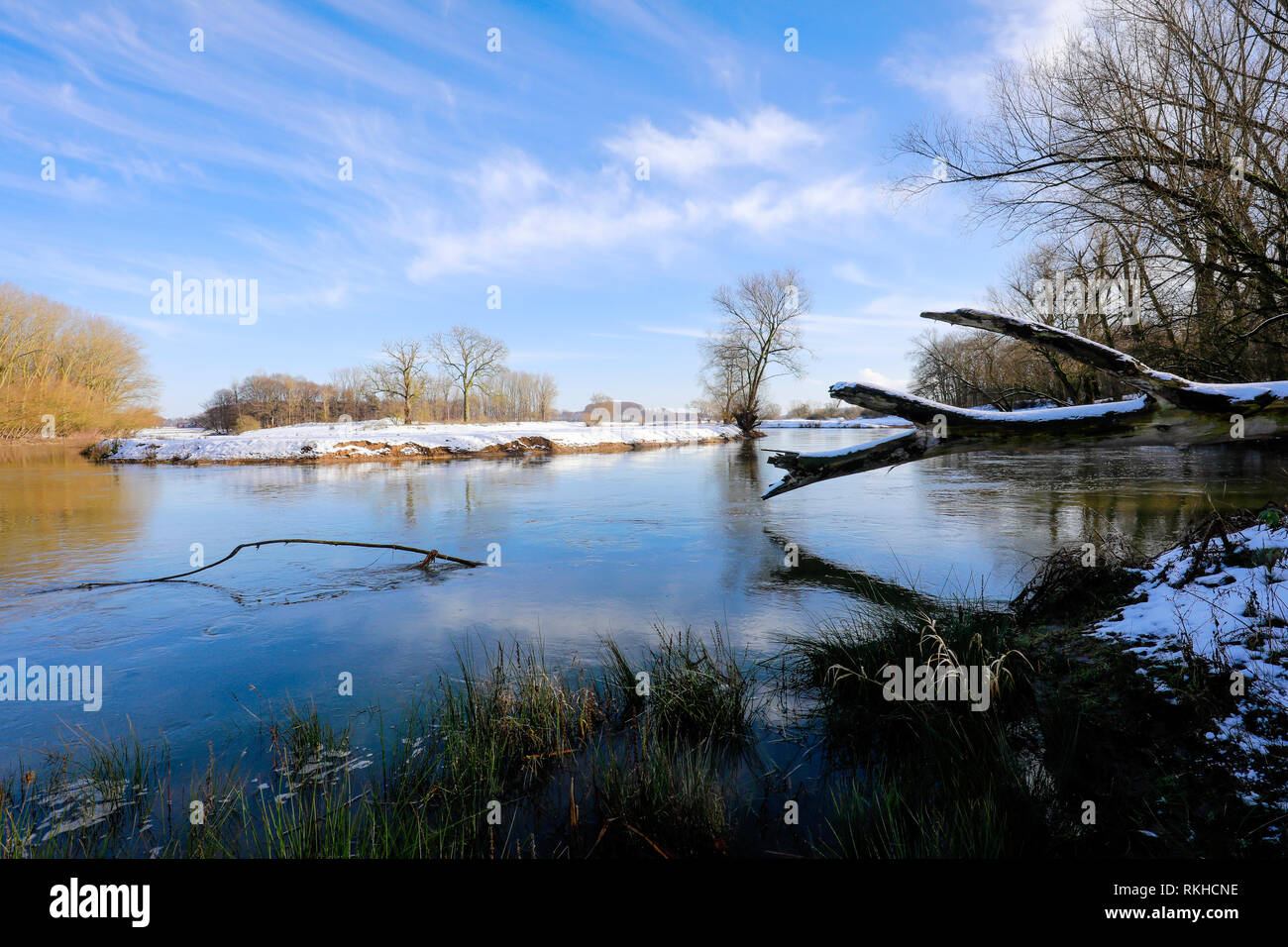 Datteln, Ruhrgebiet, Nordrhein-Westfalen, Deutschland - sonnige Winterlandschaft, die Lippe im Winter mit Eis und Schnee, neue Lippe Loop, Renaturiert Lippe mea Stockfoto