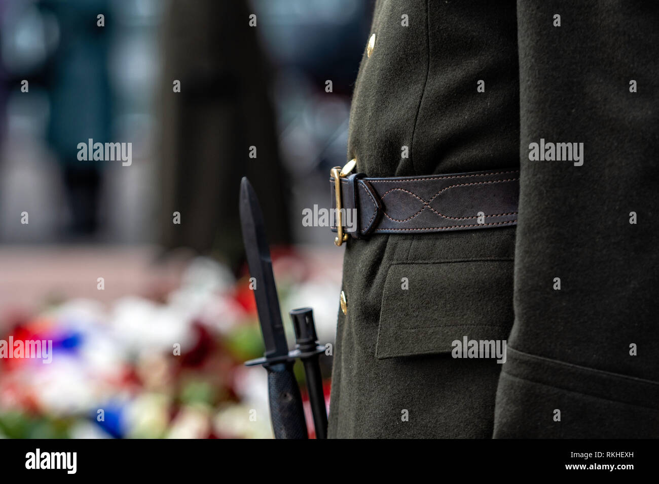 Zusammenfassung Hintergrund auf militärischen Thema. Ein Soldat mit einer Waffe in der Guard, close-up-Bild Stockfoto