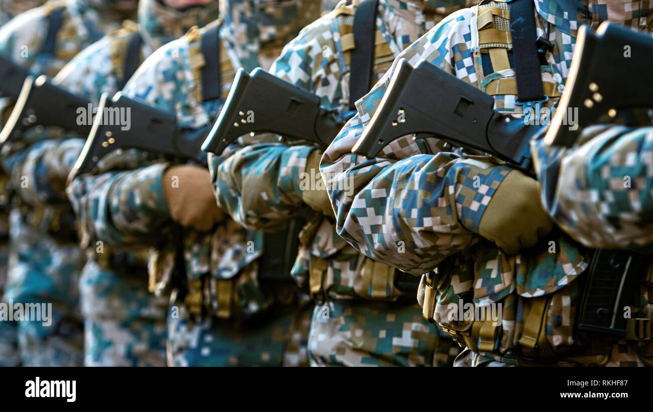 Zusammenfassung Hintergrund auf militärischen Thema. Soldaten mit Waffen, Nahaufnahme, Kopie Raum - Bild Stockfoto