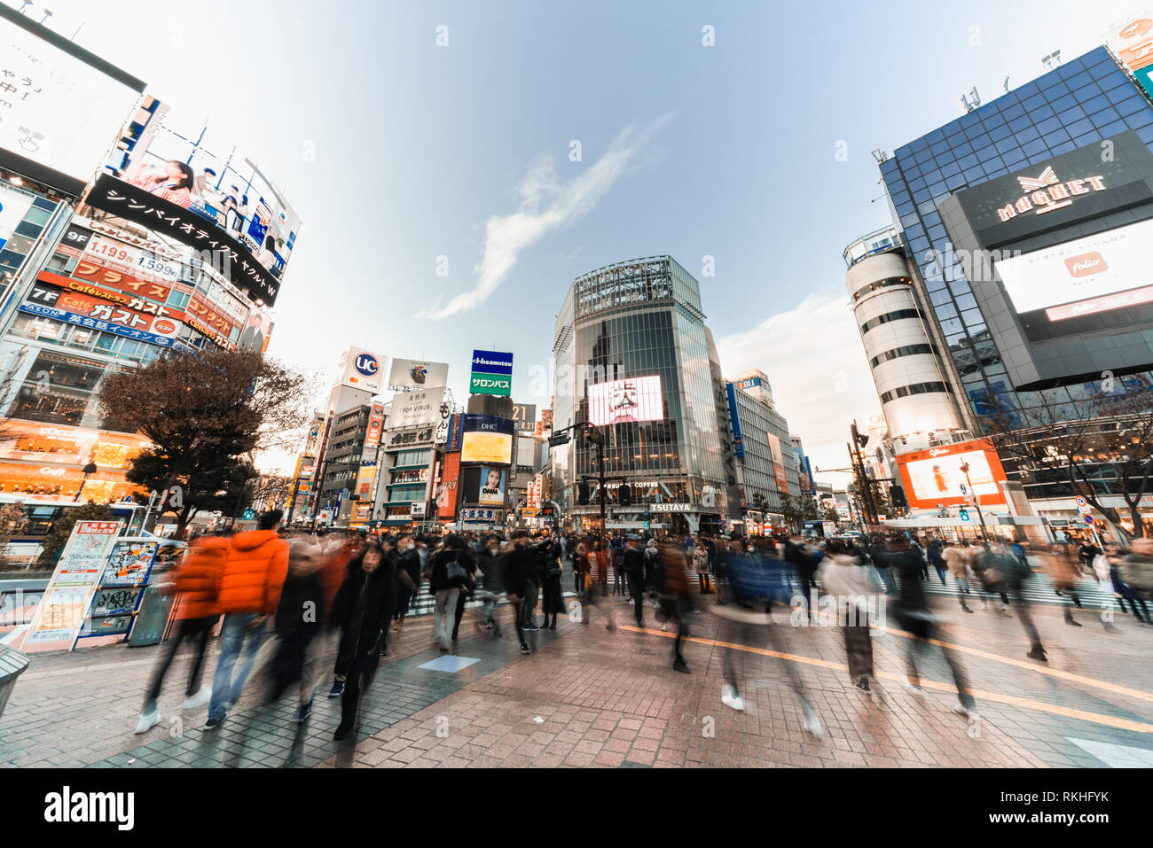 Tokio, Japan - Jan 10, 2019: Motion Blur von Menschen zu Fuß von Shibuya Crossing und Auto Verkehr Transport über die Kreuzung. Asien Travel Concept Stockfoto