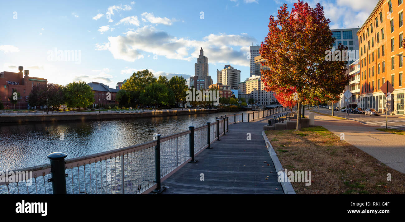 Providence, Rhode Island, Vereinigte Staaten - 25. Oktober 2018: Panoramablick auf eine wunderschöne, moderne Innenstadt während einer lebhaften sonnigen Sonnenuntergang. Stockfoto