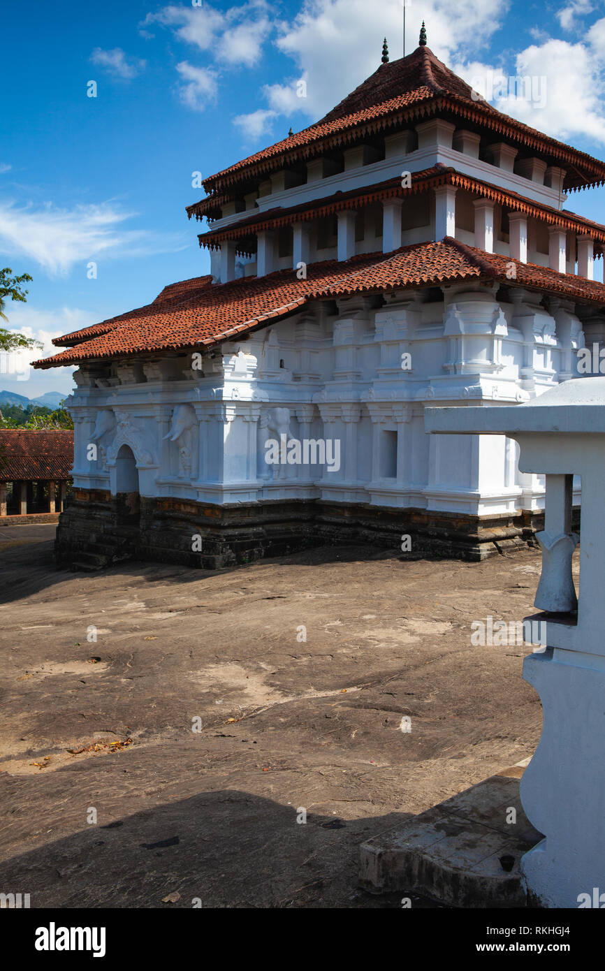Lankatilaka ist buddhistischer Tempel aus dem 14. Jahrhundert in der Hiyarapitiya Dorf, von dem Udu Nuwara Bereich von Kandy in Sri Lanka. Dieses historische Stockfoto