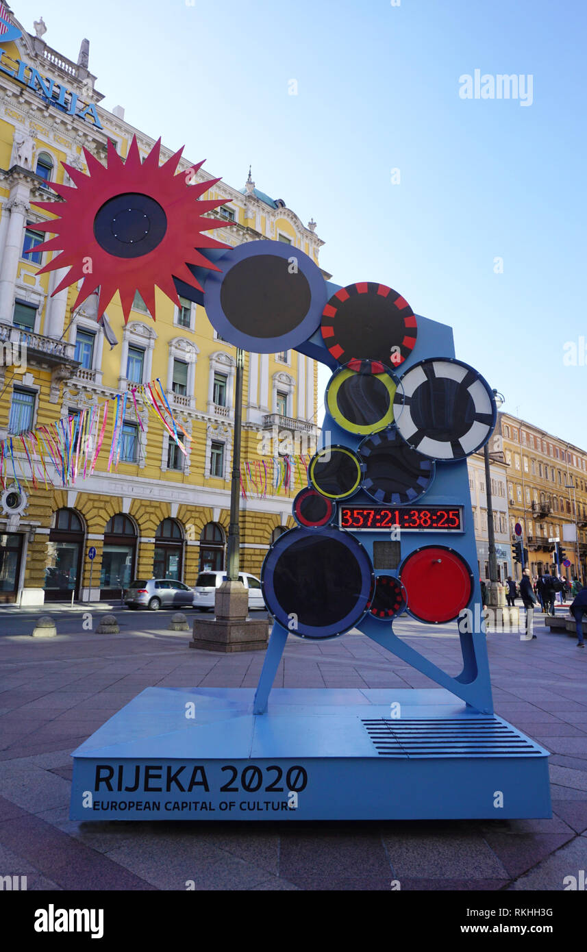 Rijeka, Kroatien, 8. Februar 2019. Uhr, zählt derzeit zu Rijeka Europäische Kulturhauptstadt, 2020. Moderne Kunst installation Stockfoto