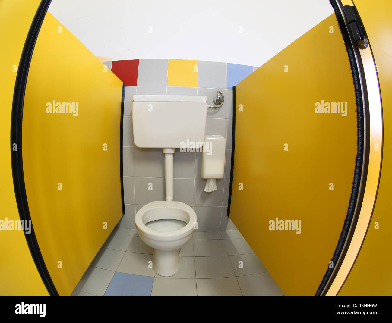 Ein wc in der kleinen Hütte im Kindergarten mit gelben Tür Stockfoto