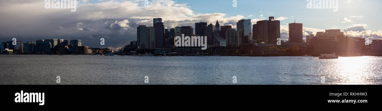 Boston, die Hauptstadt von Massachusetts, Vereinigte Staaten - 24. Oktober 2018: die eindrucksvollen Panoramablick auf das Stadtbild von einem modernen Stadtzentrum Stadt während einer lebendigen Sonnenuntergang. Stockfoto